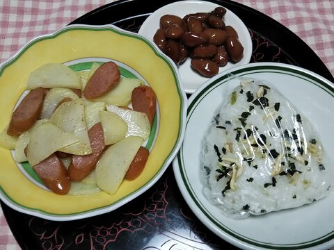 ウインナーとじゃがいもソテーと金時豆煮とおにぎり☆